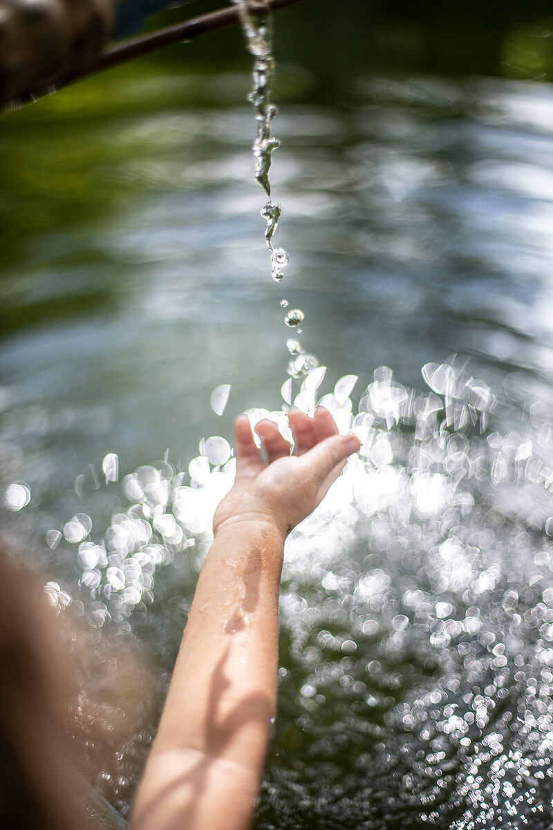 Photo d'une main sous de l'eau